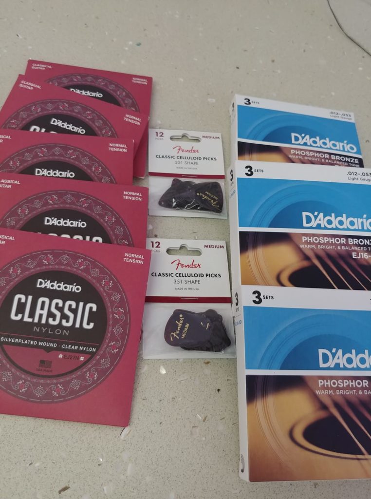 59452963_2695970647086760_8751621062514442240_o-762x1024 Strings, strings, strings!